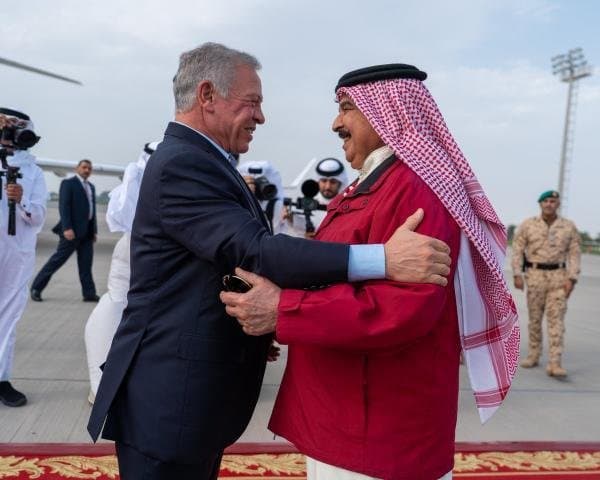الملك يصل المنامة .. والعاهل البحريني في مقدمة مستقبليه
