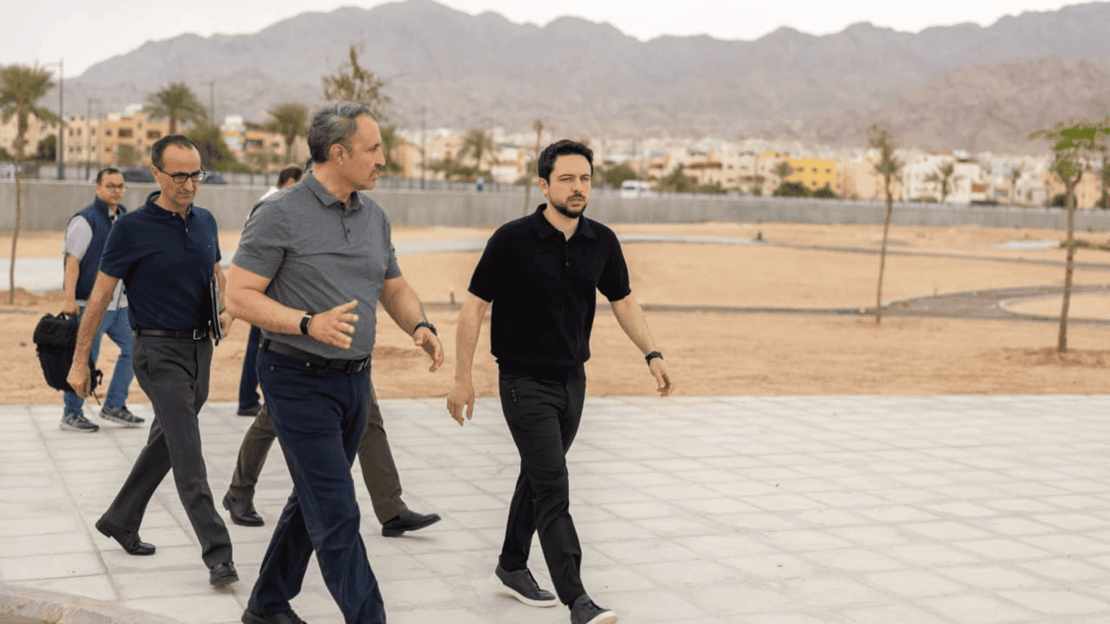ولي العهد يتفقد مشروعي مضمار سباق السيارات الدولي ومتنزه مدينة العقبة