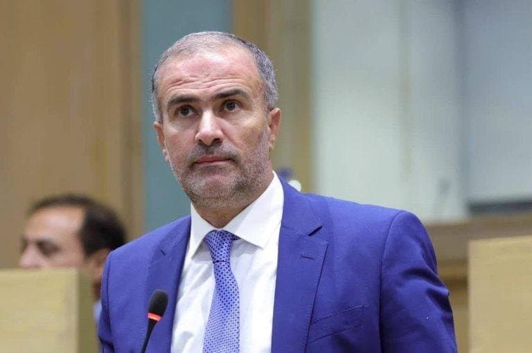 بين ضجيج التلميع… وأنين المرضى
