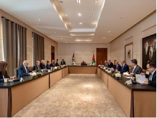 الحاضرون لقاء الملك في الحسينية ..اسماء