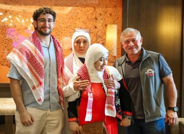 الملك يلتقي سيدة أردنية في كاليفورنيا ويدعوها لزيارة المملكة على نفقته الخاصة