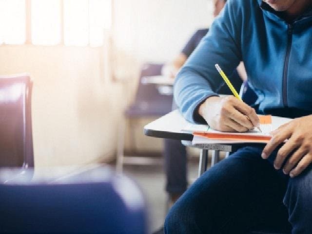 خبير تربوي: المنصات الإلكترونية تُضعف التعليم وغايتها الربح