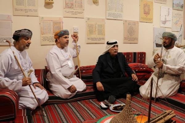 الرواشدة يتفقد أجنحة السفارات في مهرجان جرش بالزي العربي