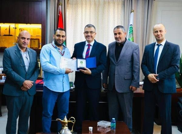رئيس جامعة عجلون الوطنية يكرم فريق كلية الأعمال الفائز بجائزة أفضل حلول لإدارة المشاريع على مستوى المملكة