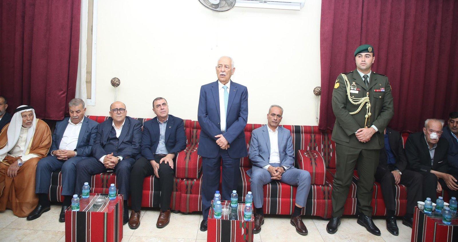 مندوبا عن الملك وولي العهد.. العيسوي يعزي عشيرة القرعان