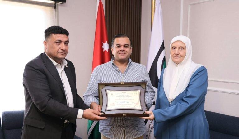 الاتحاد النسائي واتحاد الجمعيات يكرمان مدير مهرجان جرش