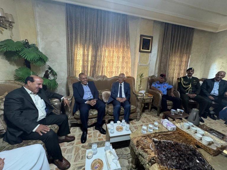 *مندوبا عن الملك وولي العهد… العيسوي يعزي بوفاة المؤثر الاجتماعي الشاب الطرمان*