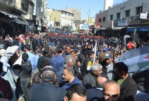 وقفة في السلط تطالب بتخفيض الاسعار