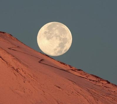 اليوم ... القمر الثلجي يضيء الأردن