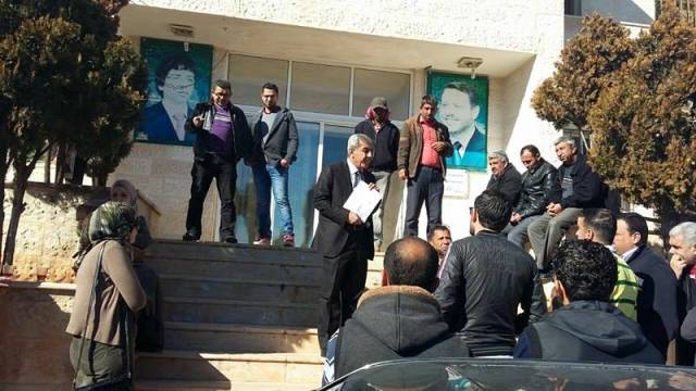 اعتصام لموظفي بلدية الشفا احتجاجا على نظام المكافات