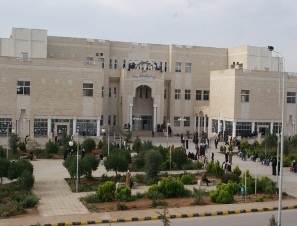استرداد الرسوم لطلبة المنح