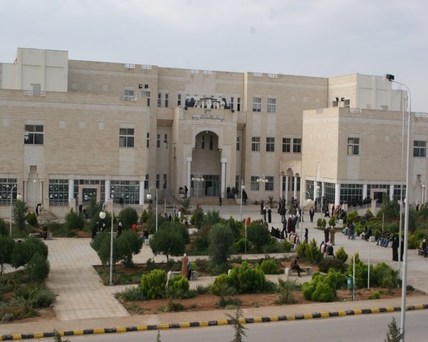 استرداد الرسوم لطلبة المنح
