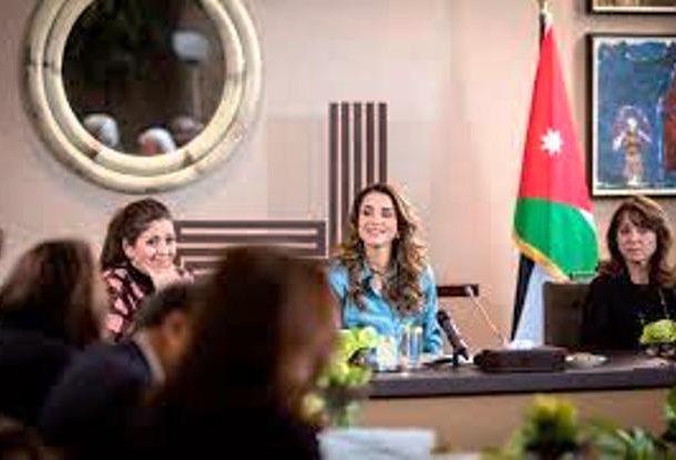 الملكة رانيا تلتقي مجموعة من التربويين والأكاديميين