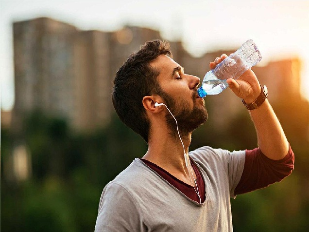 هذا ما يفعله الماء بجسمك في الطقس الحار