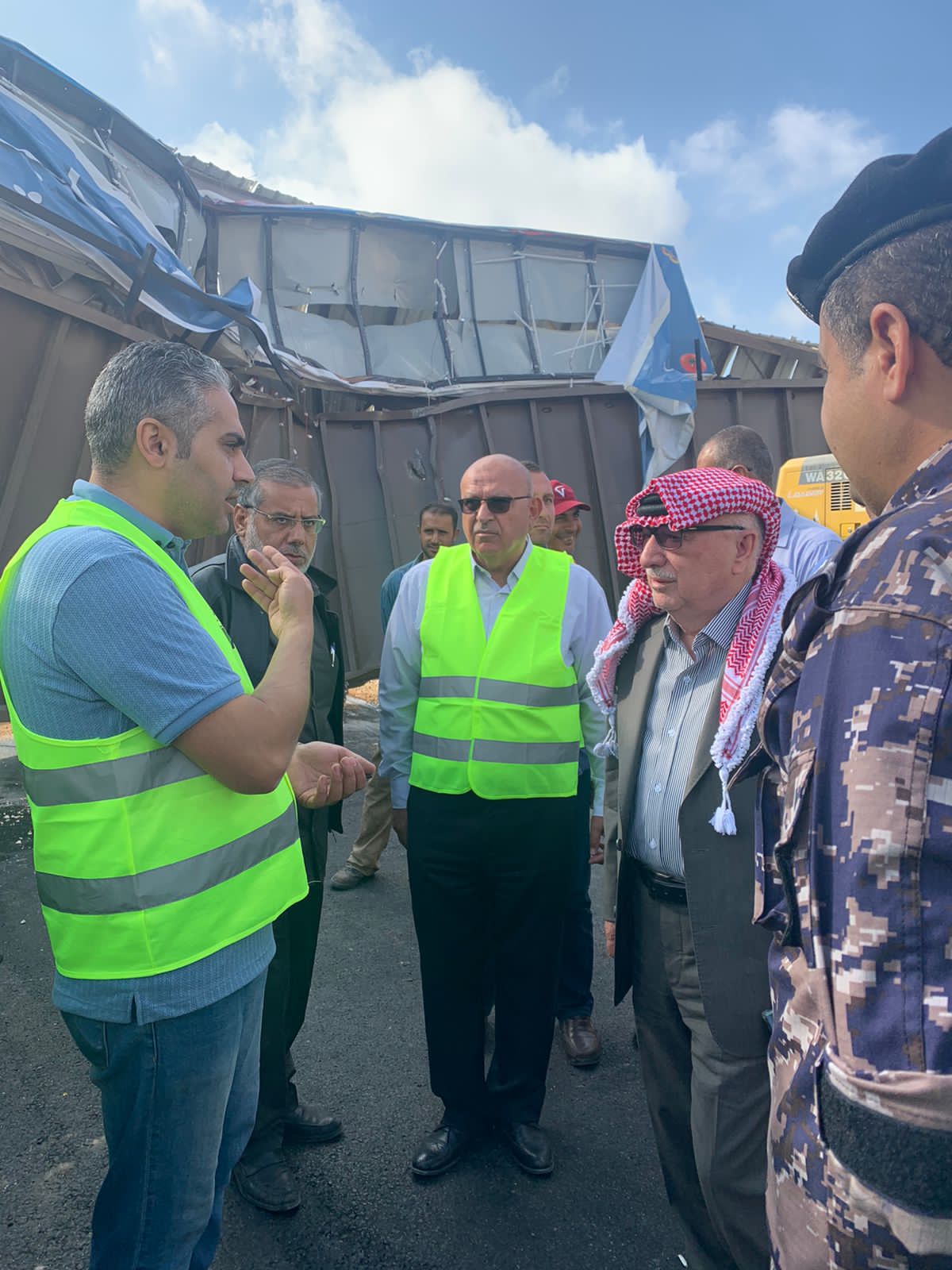 باشراف من وزير الأشغال.. ازالة جسر مشاة طريق المطار واعادة فتح الطريق بالاتجاهين