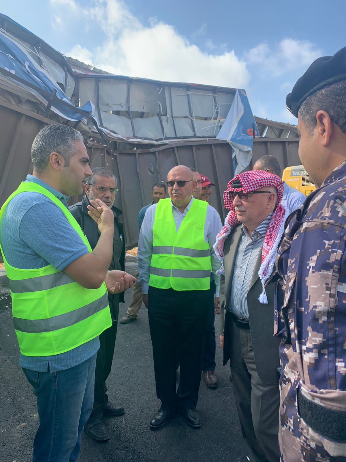 باشراف من وزير الأشغال.. ازالة جسر مشاة طريق المطار واعادة فتح الطريق بالاتجاهين