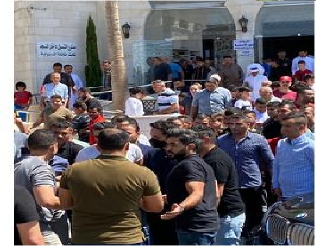 ولي العهد يؤدي صلاة الجمعة في مسجد زمزم