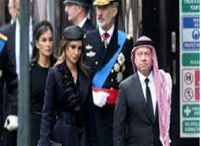 الملك والملكة يشاركان بمراسم تشييع اليزابيث