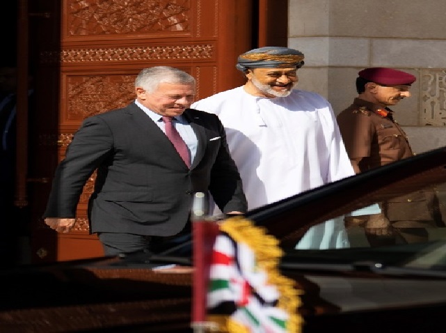 الملك يعرب عن تقديره لأخيه السلطان هيثم بن طارق وشعب عُمان الشقيق