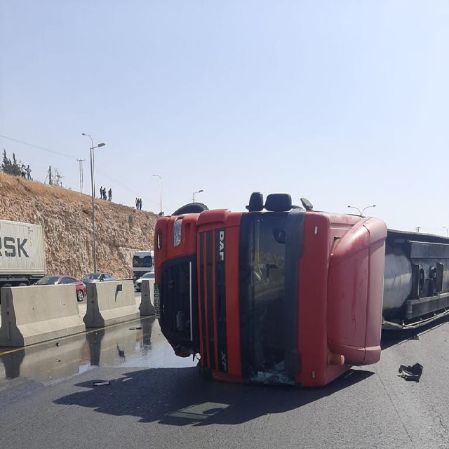 الأشغال: اغلاق مسرب من طريق المطار اثر تدهور مركبة شحن