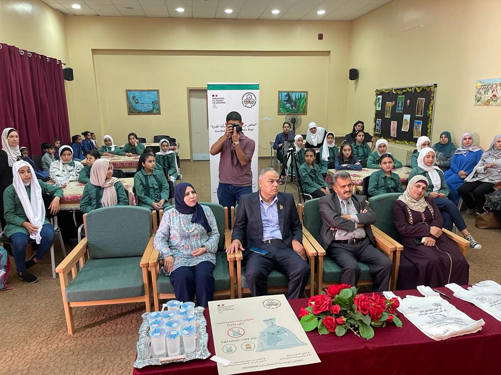 عجلون : جمعية البيئة تنظم ورشة عن اثار الاكياس البلاستيكية بمدرسة حطين