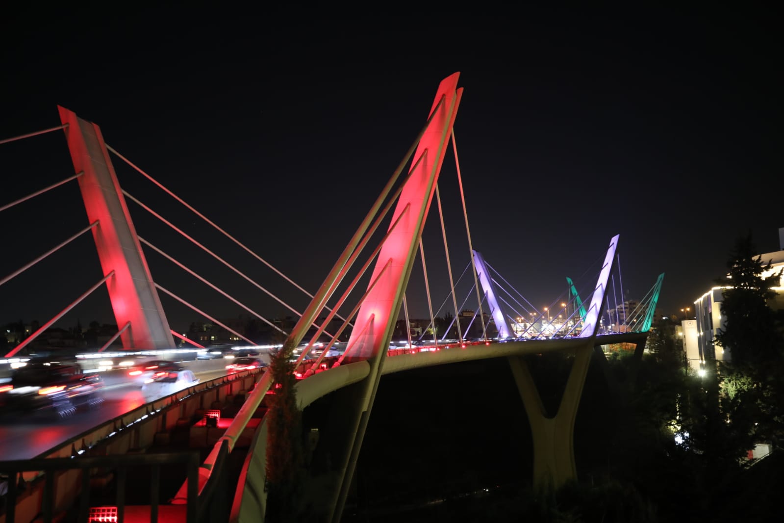 اضاءة جسر عبدون بمناسبة اليوم الوطني الإماراتي