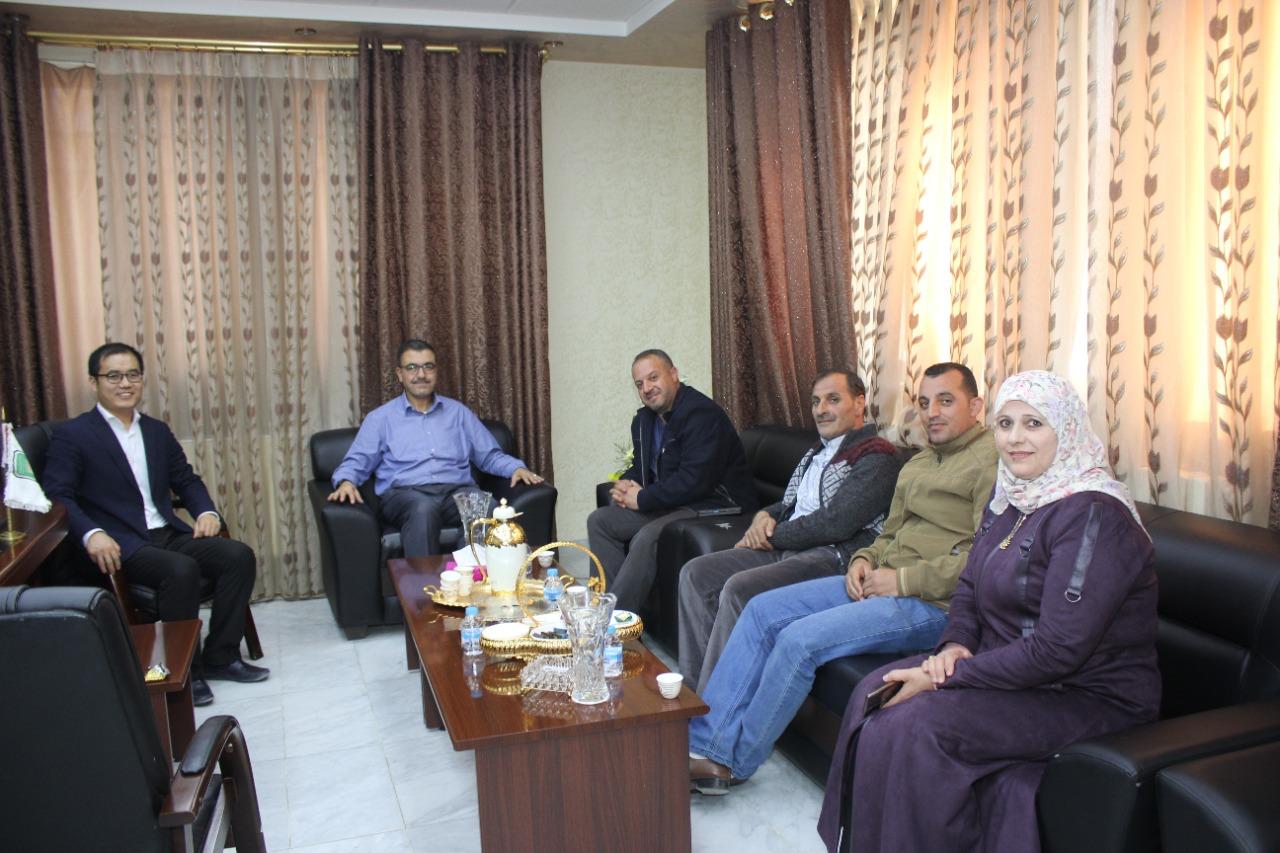 رئيس بلدية الجنيد واعضاء المجلس يزورون جامعة عجلون الوطنية