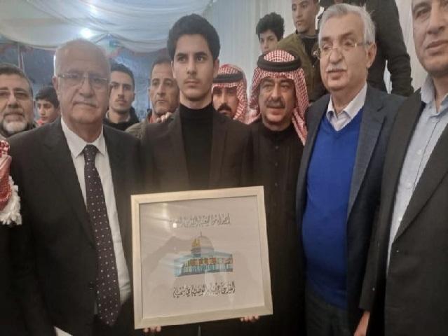 منح الشهيد عبد الرزاق الدلابيح وسام ودرع القدس