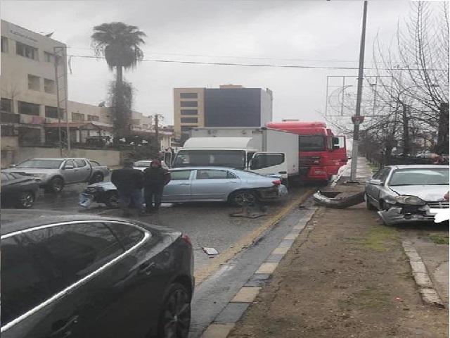 حادث تصادم بين 6 مركبات بالقرب من الدوار الثامن