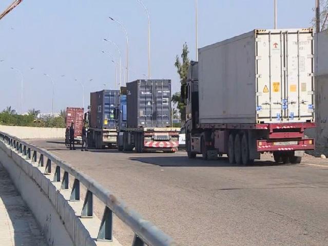 الحكومة توضح بشأن تنظيم الدور والأجور للعاملين بنقل الحاويات