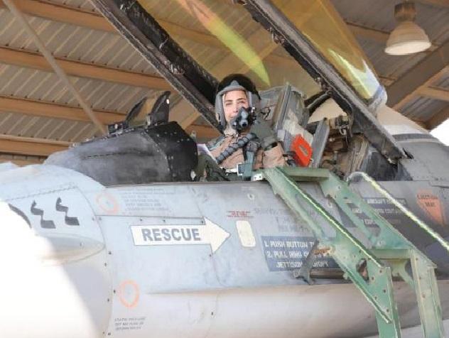 الذنيبات أول امرأة تقود طائرة حربية