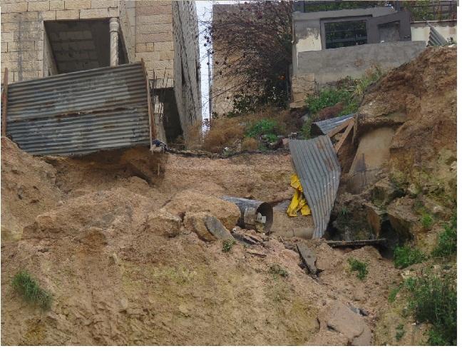 بلدية جرش تغلق شارع الغزالي بسبب الانهيارات