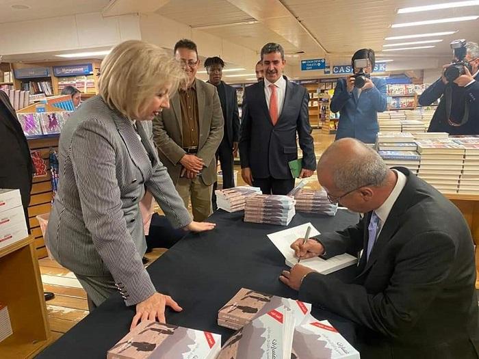 العرجان يوقع كتاب مسارات على متن باخرة