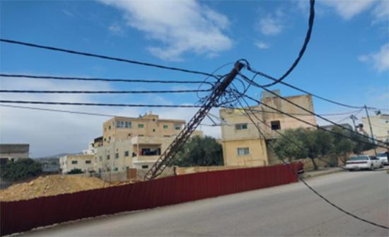 سقوط عمود كهرباء وسط شارع رئيسي في جرش