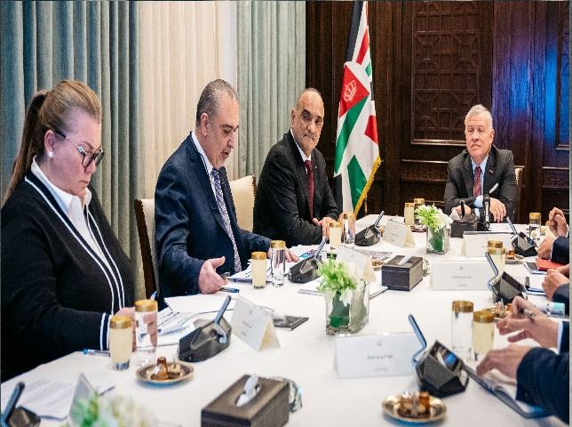 الملك يطلع على أولويات الحكومة في تنفيذ برنامج تحديث القطاع العام