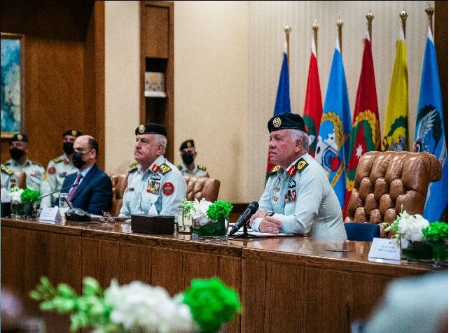 الملك يزور القيادة العامة للقوات المسلحة في ذكرى تعريب قيادة الجيش