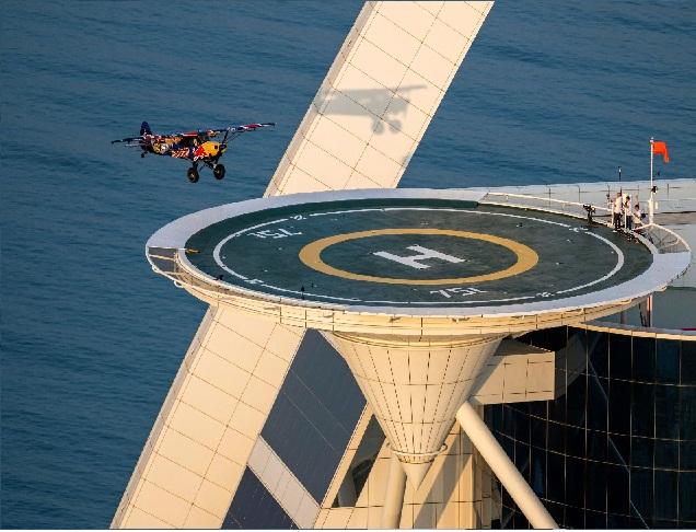 طيار يحط بطائرته على مهبط مروحيات برج العرب الأيقوني في دبي