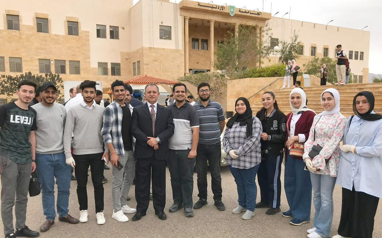 الدكتور معن القطامين يحاضر في طلبة الجامعة الأردنية العقبة