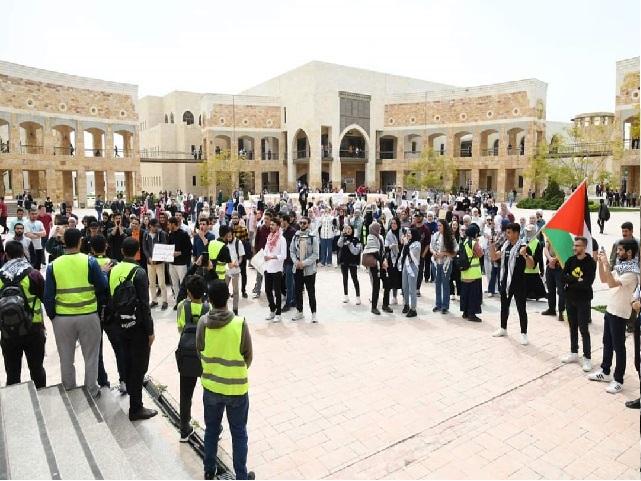 وقفة تضامنية في جامعة العلوم والتكنولوجيا نصرة للمسجد الأقصى