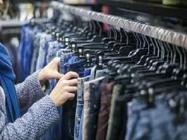 حركة تسوق نشطة بقطاع الألبسة والأحذية قبل العيد