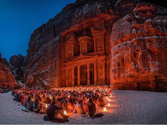 مهرجان ضوئي بالبترا في عيد الفطر