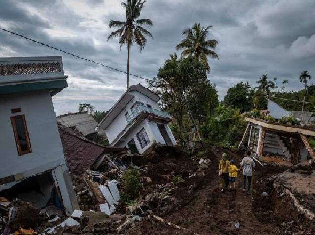 زلزالان قويان يهزان إندونيسيا