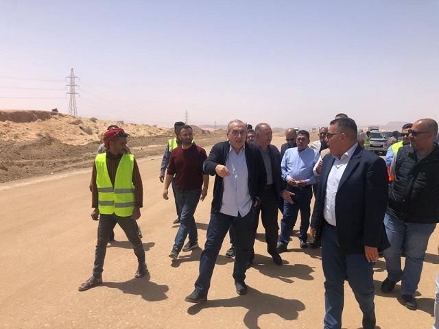 أبو السمن يتفقد مشروع إعادة تأهيل الأجزاء المتبقية من الطريق الصحراوي