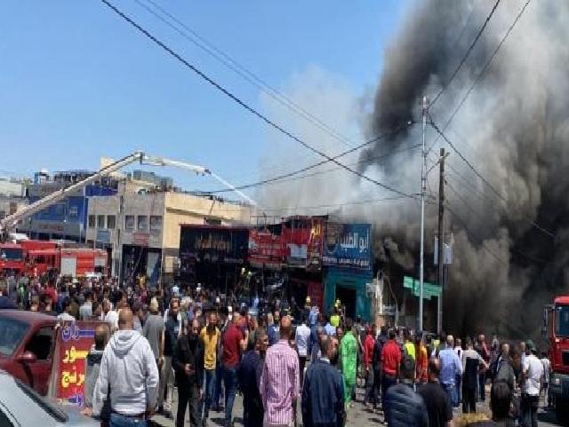الدفاع المدني يتعامل مع حريق متجر قطع سيارات في ماركا