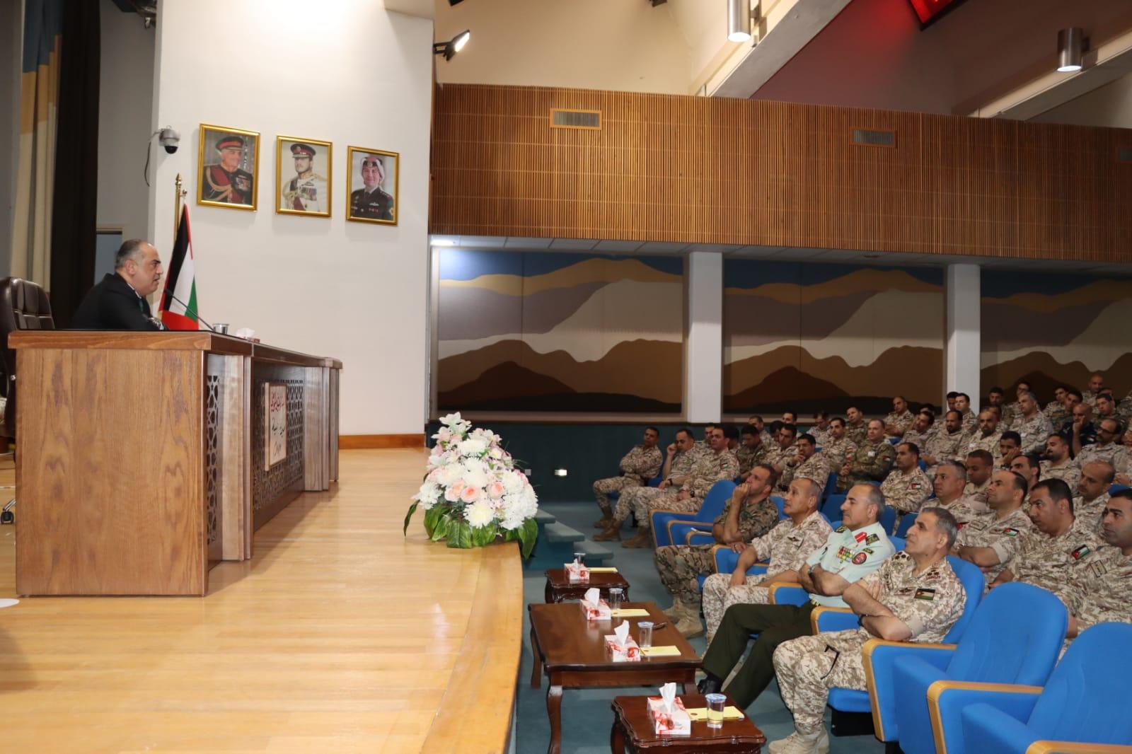 مدير عام هيئة الإعلام يحاضر في كلية القيادة