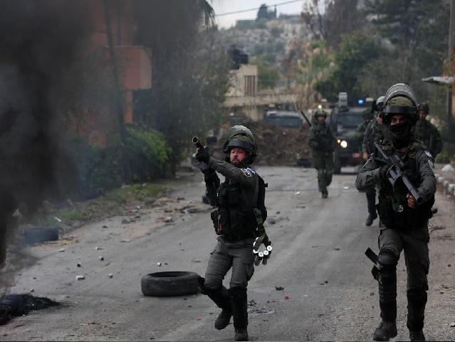 إصابة عشرات الفلسطينيين إثر هجوم مستوطنين بنابلس