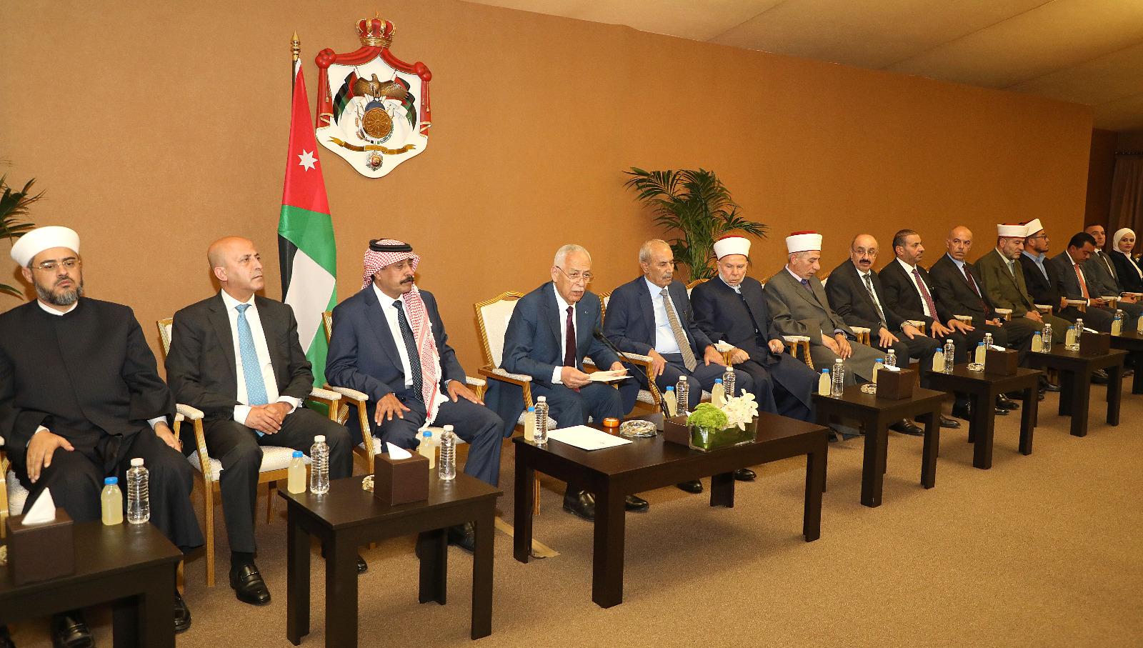 مندوبا عن الملك ...العيسوي يودع بعثة حج مكرمة الملك لذوي الشهداء والمصابين العسكريين وبعثة حج ولي العهد