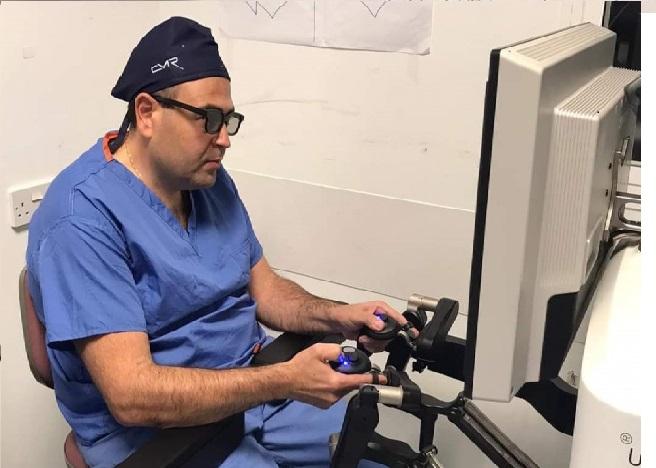 طبيب أردني يجري عمليات جراحية معقدة باستخدام الروبوت