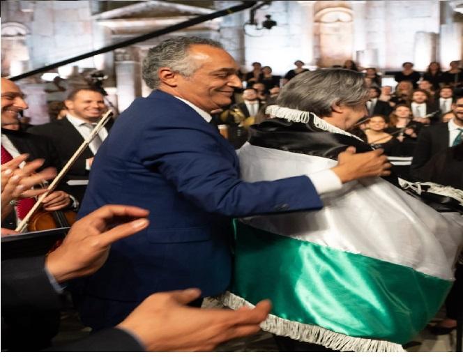 القيسي ينشر صورة للموسيقار ريكاردو موتي وهو يلتحف العلم الأردني