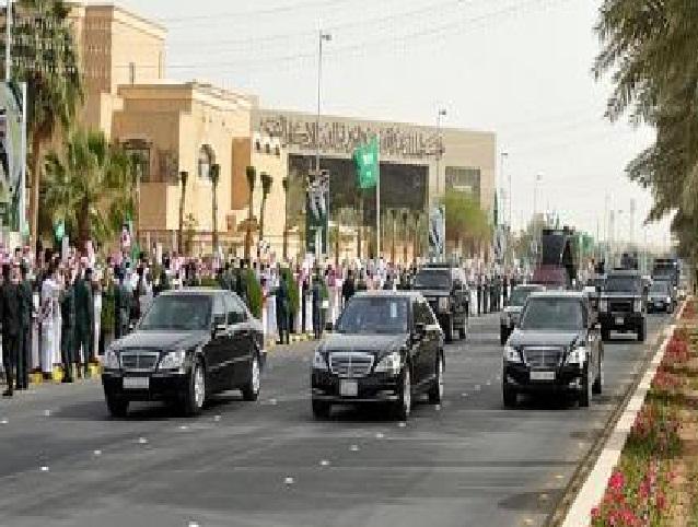 شاب يعترض موكب الملك وجلالته يأمر بتلبية طلبه والاستماع له